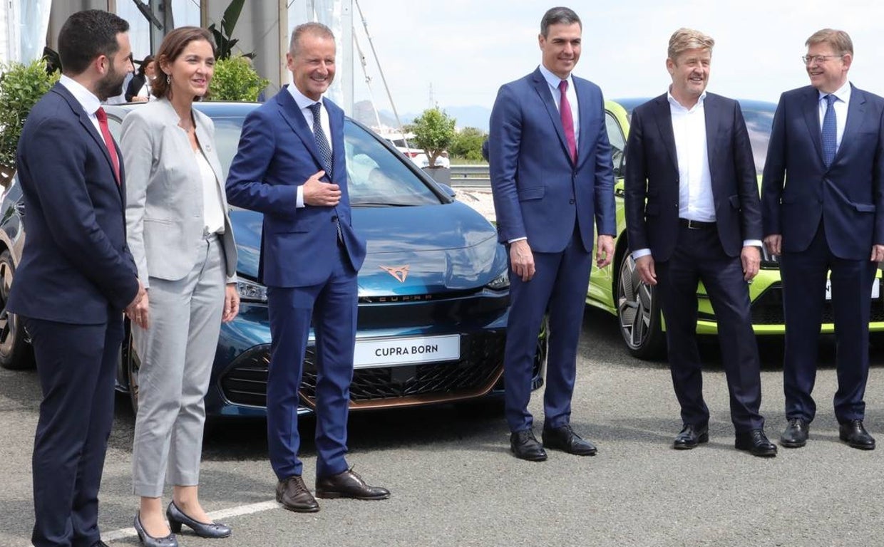 Sánchez y Maroto junto a miembros del Grupo VW en el anuncio de la gigafactoría de Sagunto