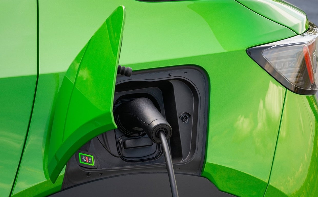 Los eléctricos de batería (BEV) aumentan un 33% hasta las 2.074 unidades en el mes