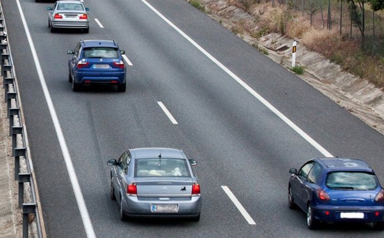 Por qué te puede multar la DGT si circulas por el carril central e izquierdo