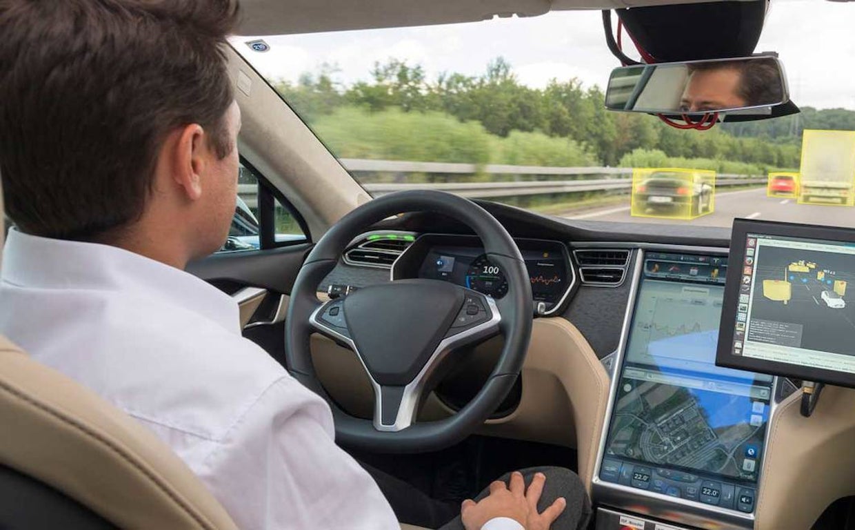 Un pasajero en un coche autónomo