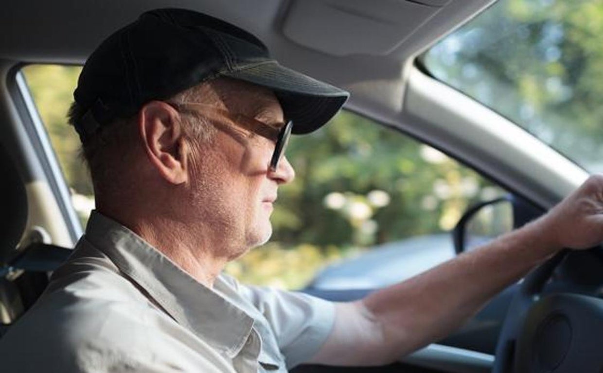 Un conductor mayor al volante