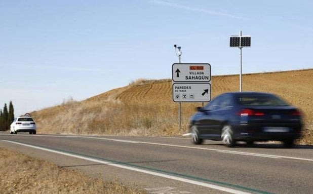Líneas verdes y azules en la carretera: ¿qué significan?