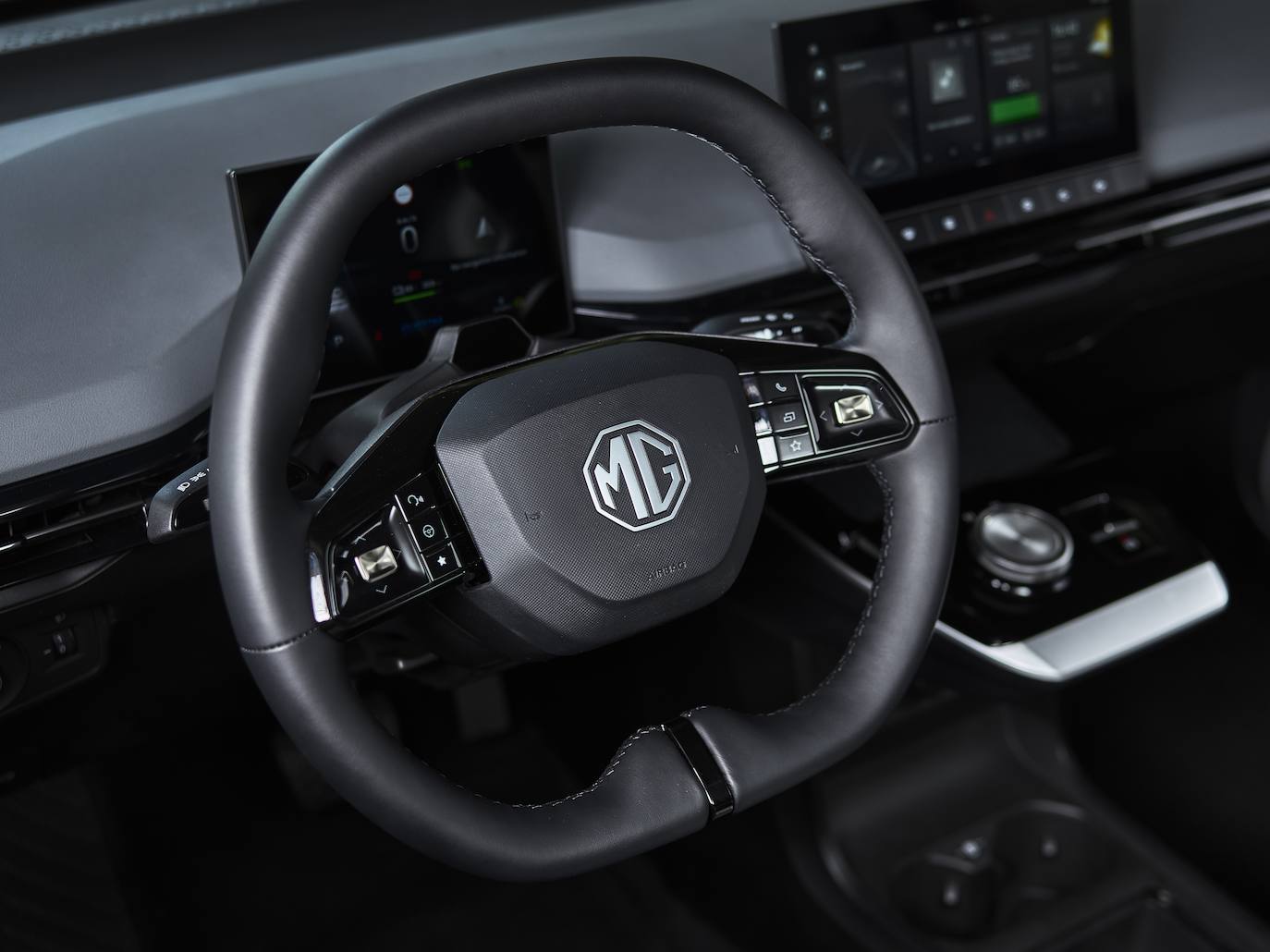 El MG4 Electric ofrece un alto nivel de practicidad para el día a día, con una buena cantidad de espacio para acoger hasta cinco pasajeros y numerosas opciones de almacenamiento