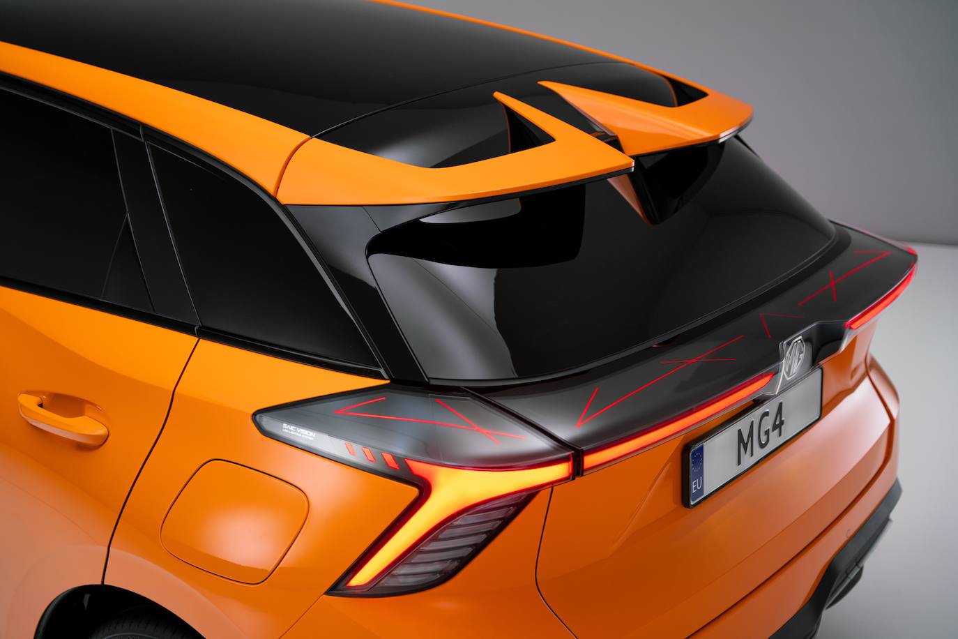 La versión de acceso es el MG4 Electric Standard, con una batería de 51 kWh, una autonomía de hasta 350 km en el ciclo WLTP y un motor eléctrico en disposición trasera de 125 kW (170 CV)