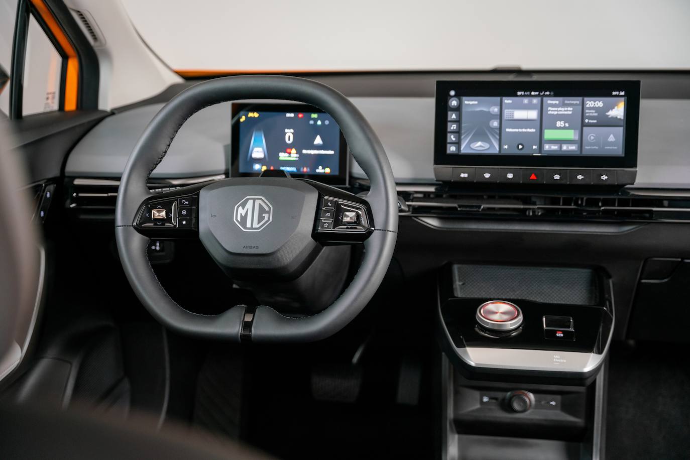 El MG4 Electric Comfort y el MG4 Electric Luxury cuentan con una batería de 64 kWh y un motor eléctrico de 150 kW (204 CV). Esto permite que la variante Comfort ofrezca una autonomía de hasta 450 km. Las primeras unidades se entregarán a los clientes registrados en el programa de pre-reservas en 2022
