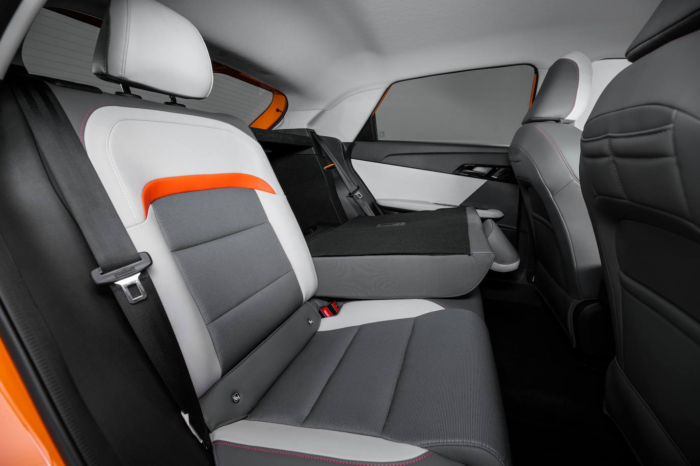 Su generosa distancia entre ejes, de 2.705 mm, proporciona unas atractivas proporciones y una gran cantidad de espacio interior, incluso para una familia de cinco miembros. La capacidad del maletero oscila entre 350 y 1.165 litros de volumen