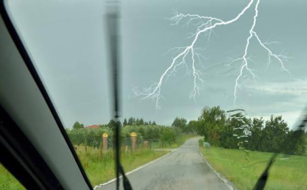 Las tormentas dejan gran cantidad de agua en la carretera en poco tiempo