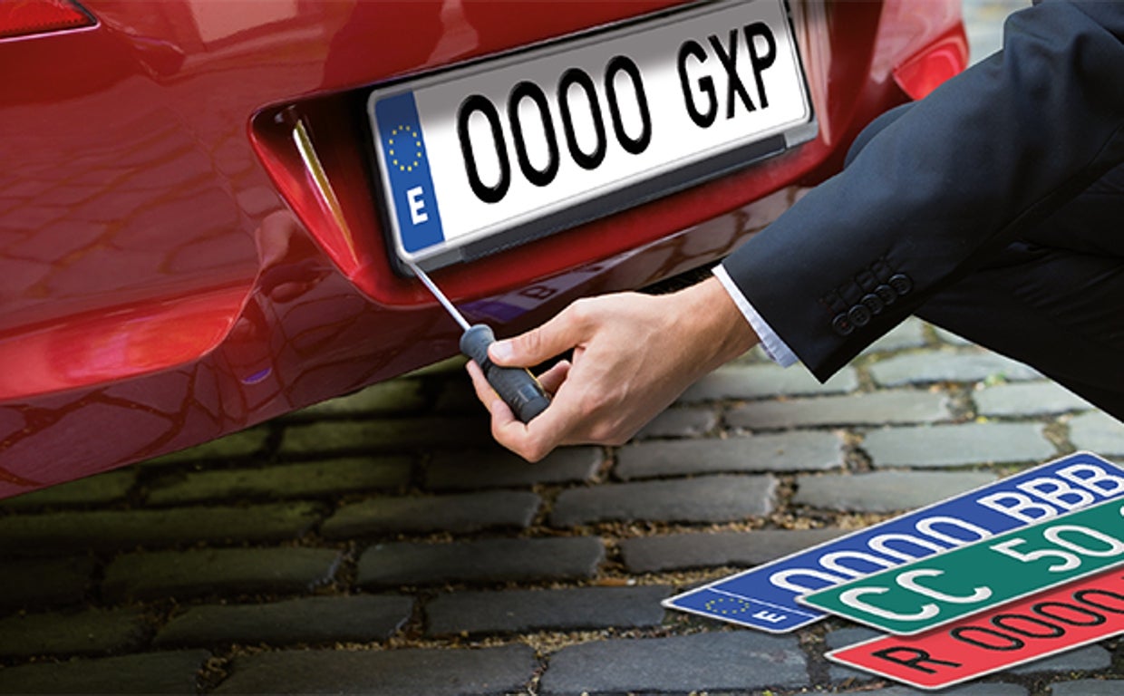 Matrícula azul, amarilla, roja o verde... ¿Qué significa cada color de matrícula de la DGT?