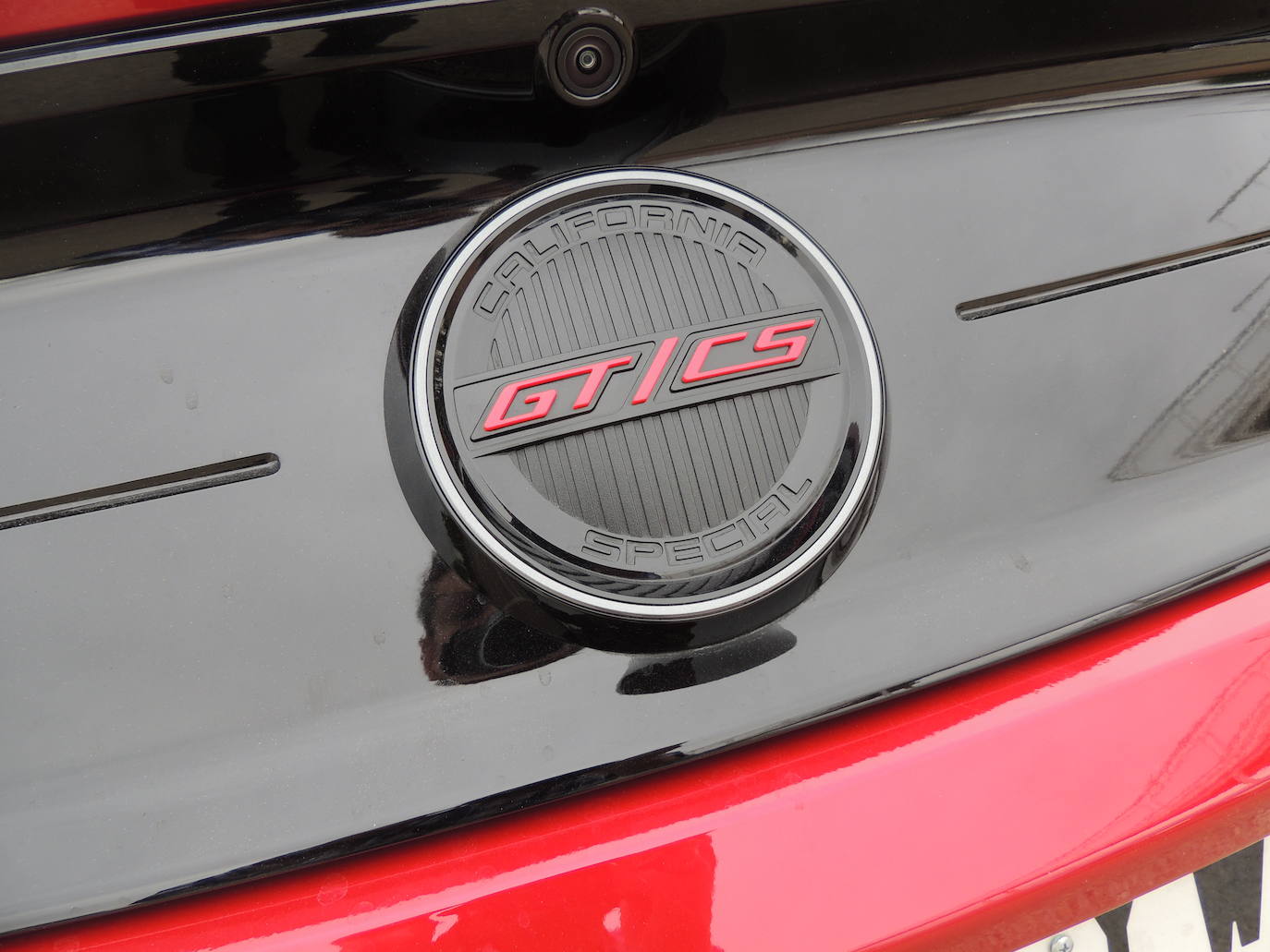 Un paquete de diseño de edición especial con detalles exclusivos, llantas de aleación de 19 pulgadas y distintivos especiales de "cambio de color" para el California Special ofrece un estilo diferente