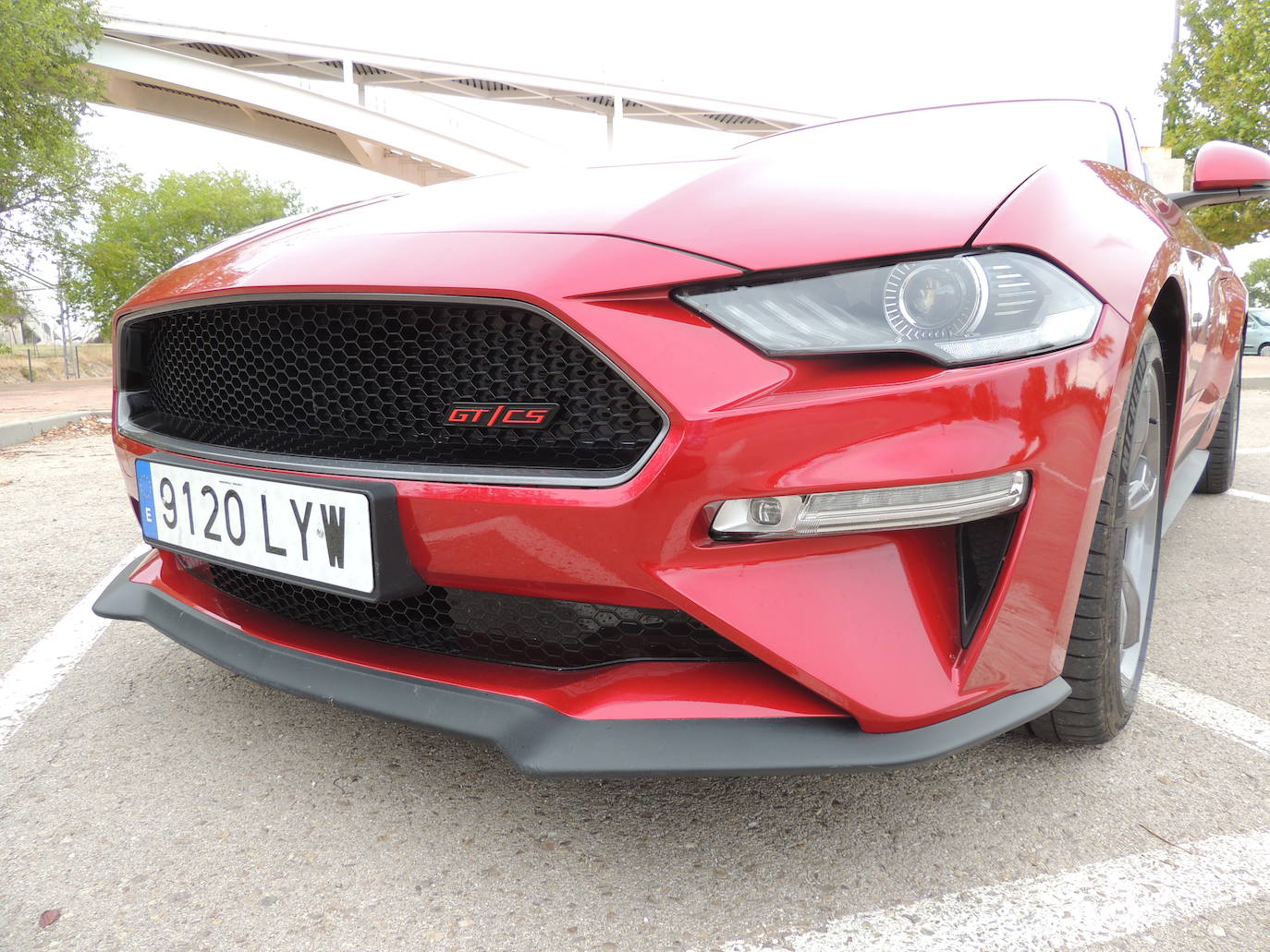 La nueva interpretación -disponible sólo como descapotable de techo blando plegable en homenaje al famoso clima mediterráneo del "Estado Dorado"- refleja el original con una parrilla frontal en forma de panal de abeja acabada en Negro Ébano y con una insignia GT/CS en Rojo Carrera, así como franjas laterales inferiores acabadas en negro, rojo y gris