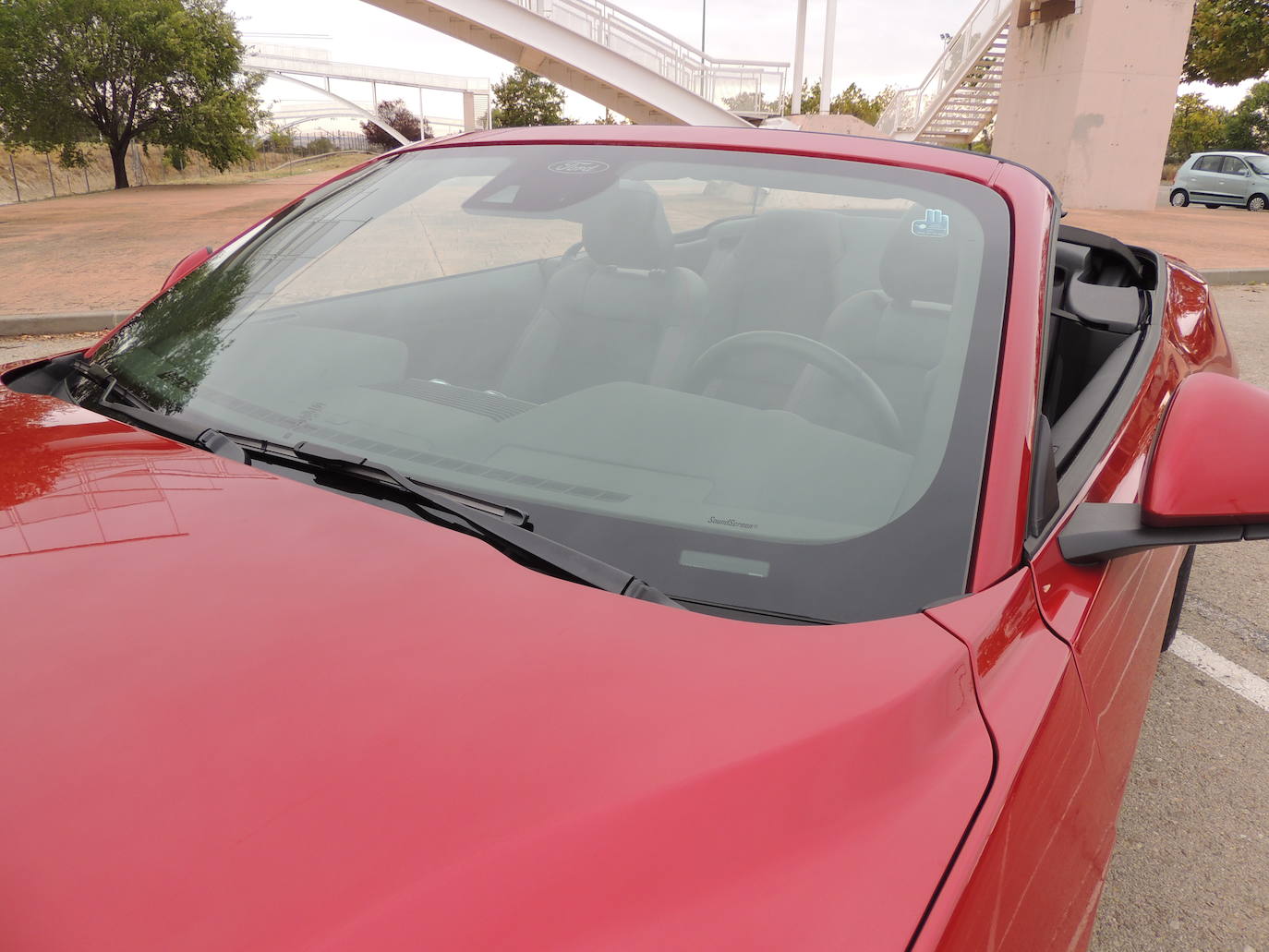 Al igual que el original, las mejoras aerodinámicas apuntan a las prestaciones del V8, con un splitter delantero más grande y tomas de aire laterales traseras opcionales