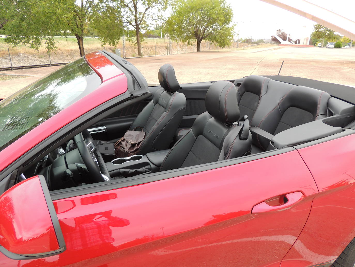Los asientos y las alfombrillas llevan el logotipo GT/CS en relieve, y el panel de instrumentos está acabado en aluminio Carbon Hex con una insignia exclusiva de Mustang California Special