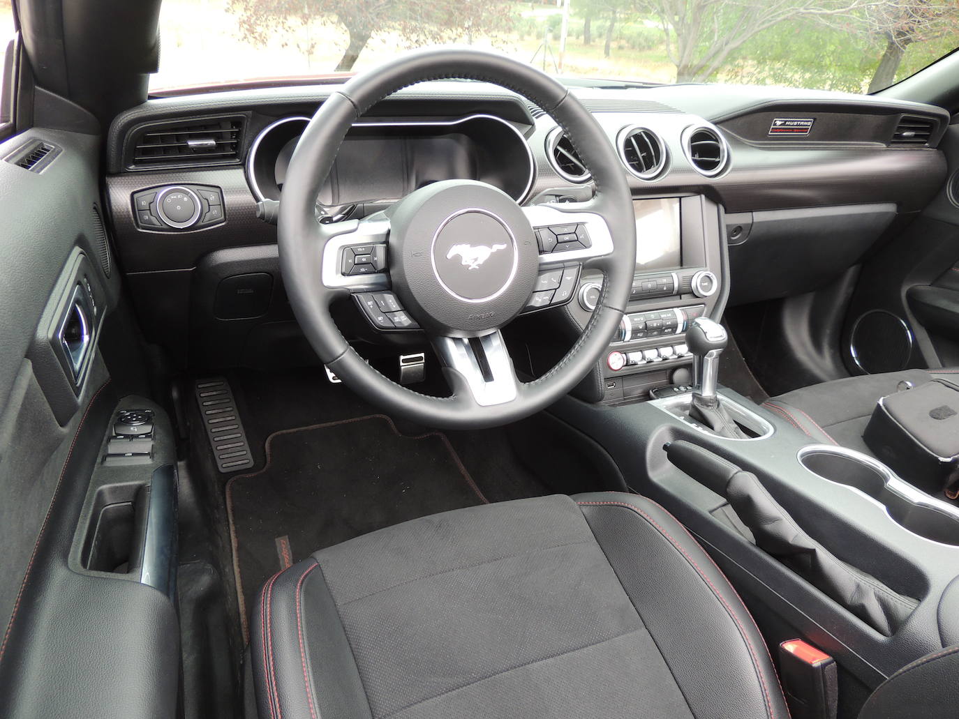 Las tecnologías de confort de serie incluyen asientos delanteros calefactados y refrigerados, un cuadro de instrumentos personalizable de 12 pulgadas y la avanzada conectividad SYNC 3