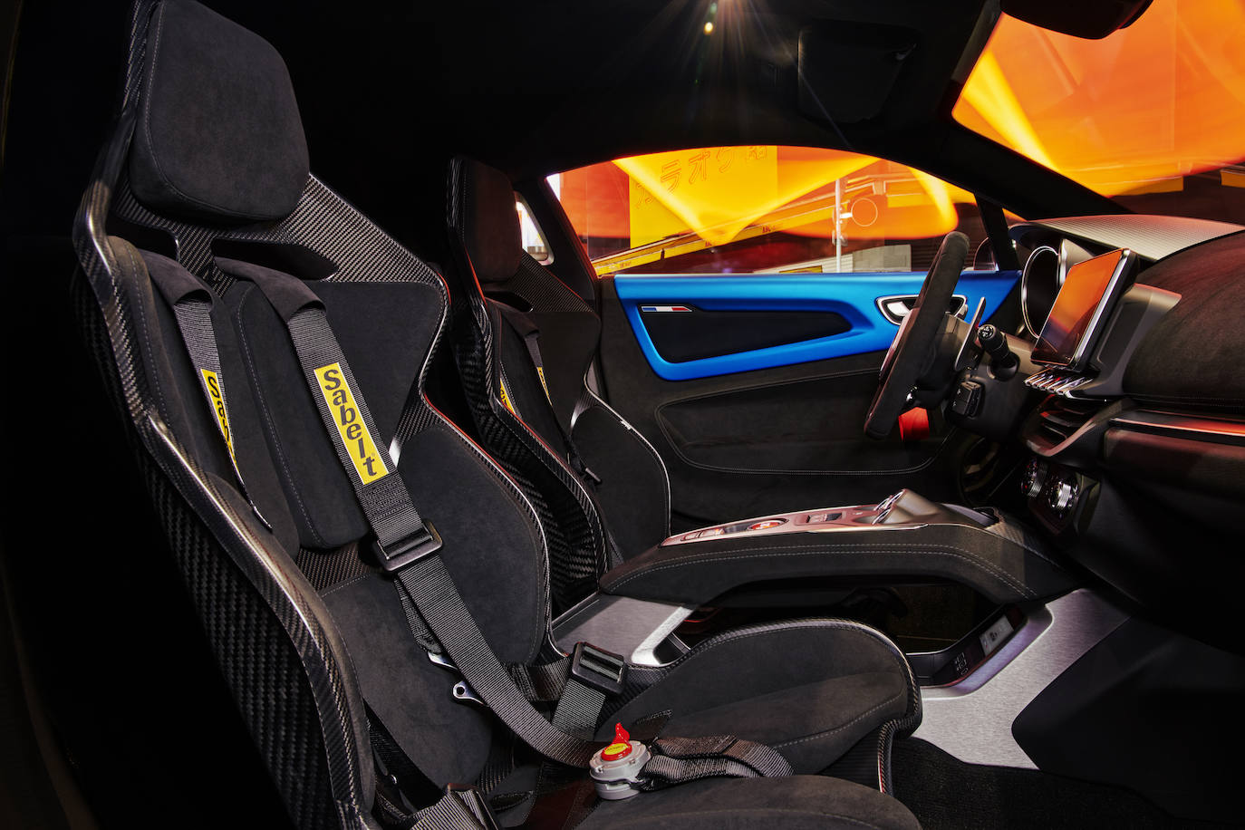 El ambiente de competición del interior también contribuyen a este enfoque radical, que está diseñado para que la experiencia de conducción sea más intensa que nunca.