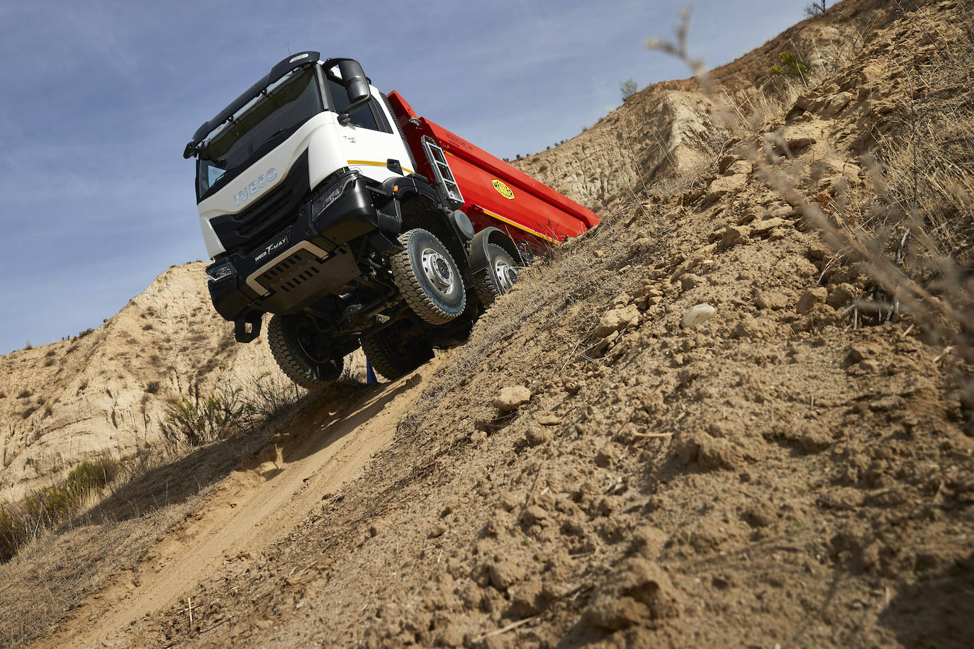 El IVECO T-WAY ha sido diseñado para ofrecer el mejor rendimiento de su clase en cada misión fuera de carretera. Con el potente y eficiente motor Cursor 13 (13 litros) de IVECO, que desarrolla 510 CV (10 CV más que el TRAKKER), ofrece toda la potencia necesaria para la tracción y toma de fuerza. Para configuraciones más ligeras, también está disponible con el motor Cursor 9.