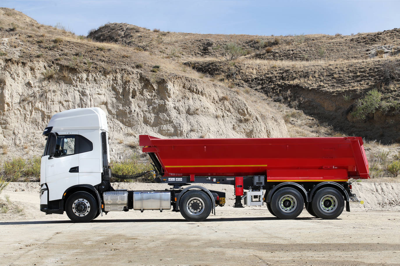 Hereda de sus predecesores la legendaria robustez del chasis de acero de alta resistencia con unos largueros de 10 mm de grosor, con un momento flector de 177 kNm que le sitúa en lo más alto del segmento. El eje delantero tiene una capacidad máxima de hasta 9 toneladas y el cubo reductor en el eje trasero forma parte del equipamiento de serie. El nuevo sistema de suspensión trasera de alta resistencia para ejes de tipo tándem optimiza el peso del vehículo y mejora el rendimiento fuera de la carretera con una mayor distancia al suelo y un mejor ángulo de salida.