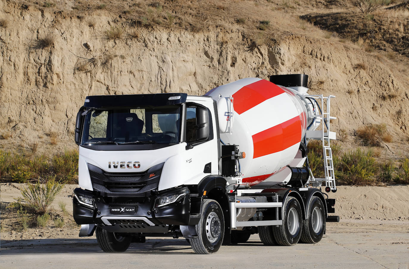 El IVECO T-WAY ofrece toda la potencia necesaria para la tracción y la toma de fuerza con el fiable y eficiente motor Cursor 13 de IVECO (13 litros) que desarrolla hasta 510 CV, superando en 10 CV las cifras del Trakker. Para IVECO S.p.A. Av. De Aragón, 402 28022 Madrid, España www.iveco.com configuraciones más ligeras, también está disponible con el motor Cursor 9. Estos van acoplados a las probadas cajas de cambios automatizadas HI-TRONIX de 12 y 16 velocidades