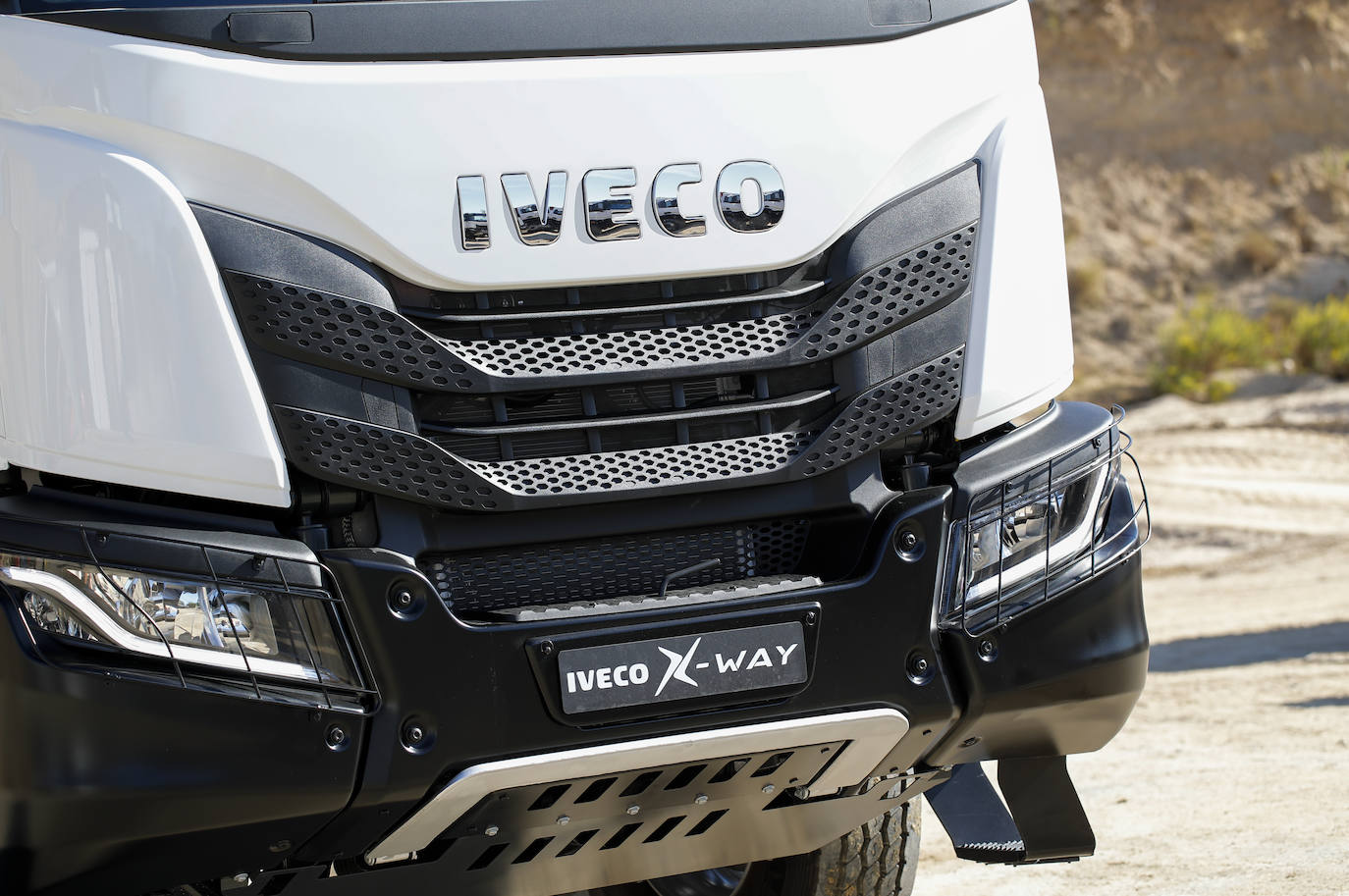 El IVECO X-WAY ofrece una amplia gama de motores diésel Euro VI/d y de gas natural para adaptarse a todas las aplicaciones. Los motores diésel, con 3 cilindradas y potencias que van de 330 a 570 CV, ofrecen una potencia líder en su clase. El motor de 13 litros también está disponible en versión de gas natural, que ofrece un funcionamiento limpio y silencioso