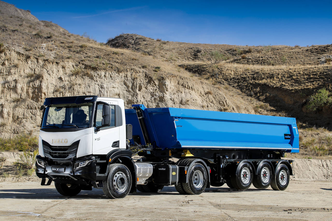 El IVECO X-WAY está diseñado para ser lo más ligero posible sin comprometer la capacidad todoterreno, porque el bajo peso en vacío se traduce en una gran carga útil para los clientes, especialmente cuando se trabaja en la carretera con límites de carga estándar. Con su enfoque orientado a cada misión, el sistema HI-TRACTION y sus características todoterreno, garantiza una alta productividad hasta el «último tramo» en las aplicaciones de construcción.