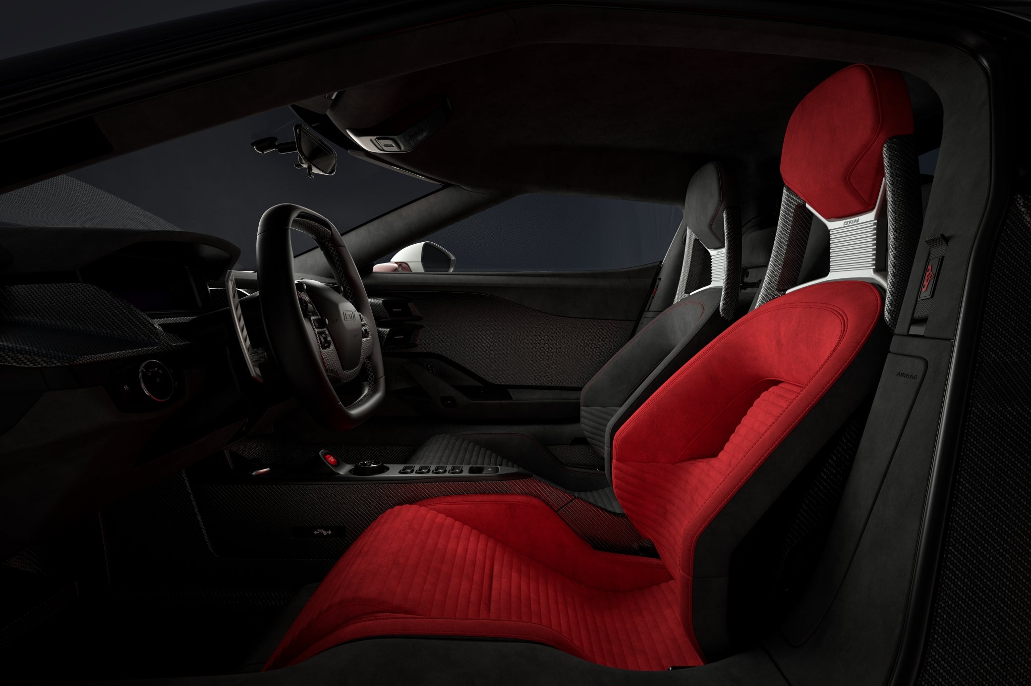 En el interior, el Ford GT LM Edition cuenta con detalles exclusivos, como los asientos de fibra de carbono forrados en Alcantara, con el asiento del conductor a juego en rojo o azul, y el asiento del pasajero en Ébano con costuras a juego con el color del asiento del conductor, así como el botón de arranque del motor. El panel de instrumentos está revestido de cuero Ébano y Alcántara, mientras que los pilares y el revestimiento del techo están revestidos de Alcántara Ébano. La fibra de carbono también está presente en el habitáculo, concretamente en la consola, los registros de ventilación y los pilares A inferiores con un acabado mate