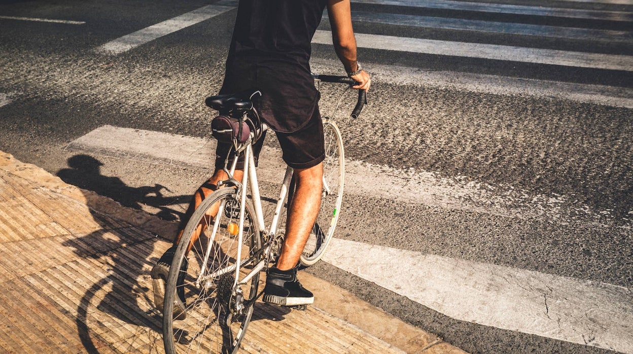 Esto es lo que debes saber para señalizar las maniobras cuando vas en bicicleta