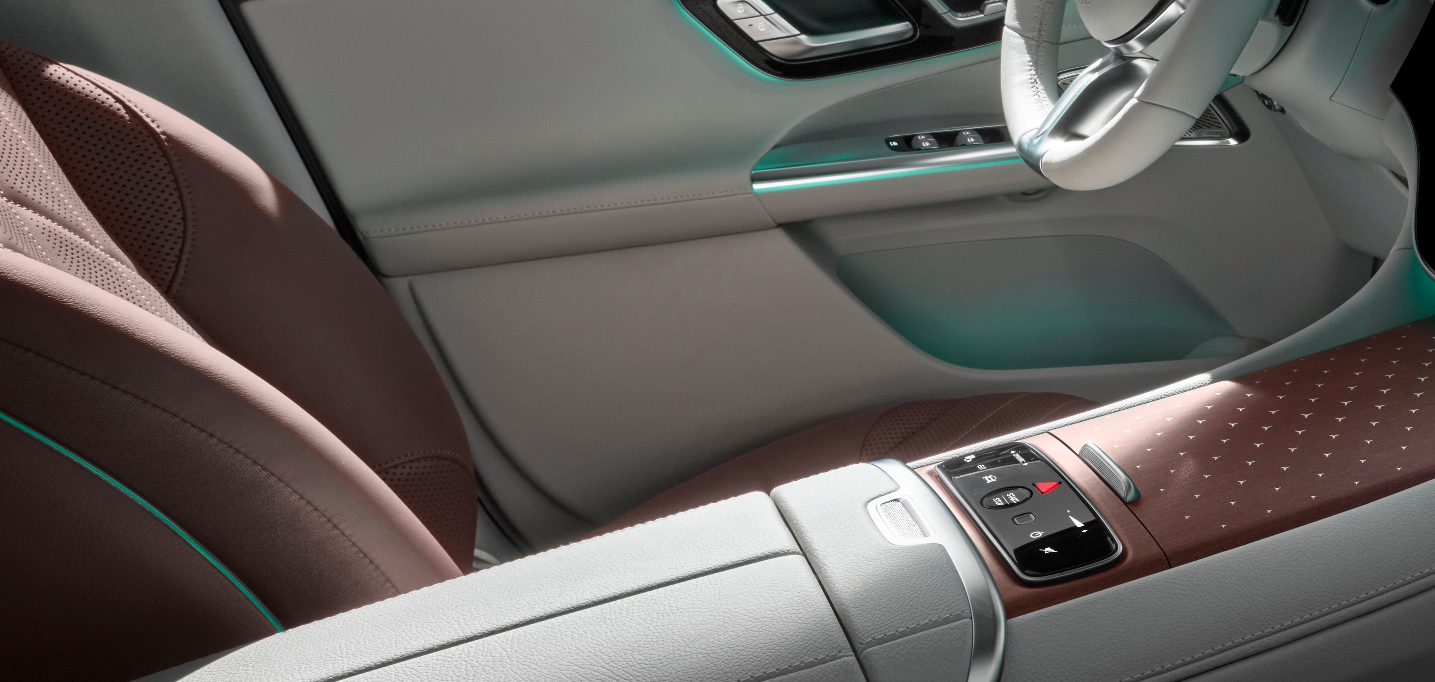 Con un software adaptativo, el concepto de visualización y manejo MBUX hace sugerencias personalizadas para numerosas funciones de infoentretenimiento, confort y del vehículo. Uno de los aspectos más destacados del interior es la pantalla MBUX Hyperscreen opcional.