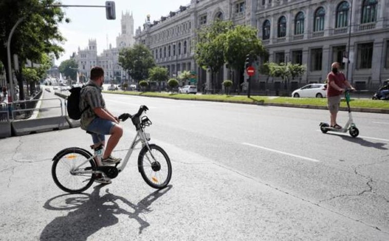 La multa de la DGT que te puede caer por ir en bici por la acera