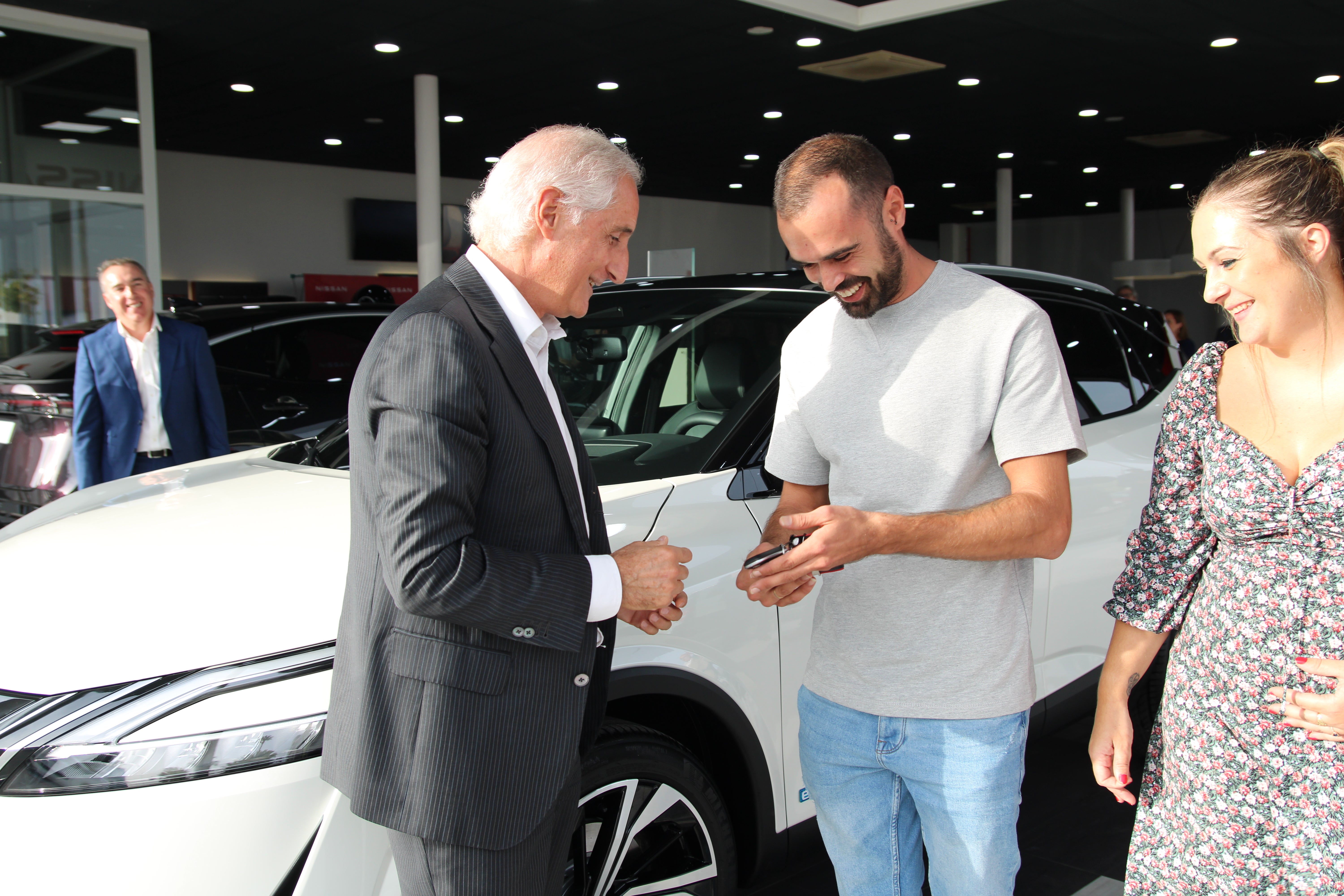 Rafael declaró: "Sin duda hoy es un día muy feliz para mí y mi familia. Comprar un coche, especialmente un Nissan, siempre es motivo de alegría y esperamos vivir grandes experiencias en los próximos años"