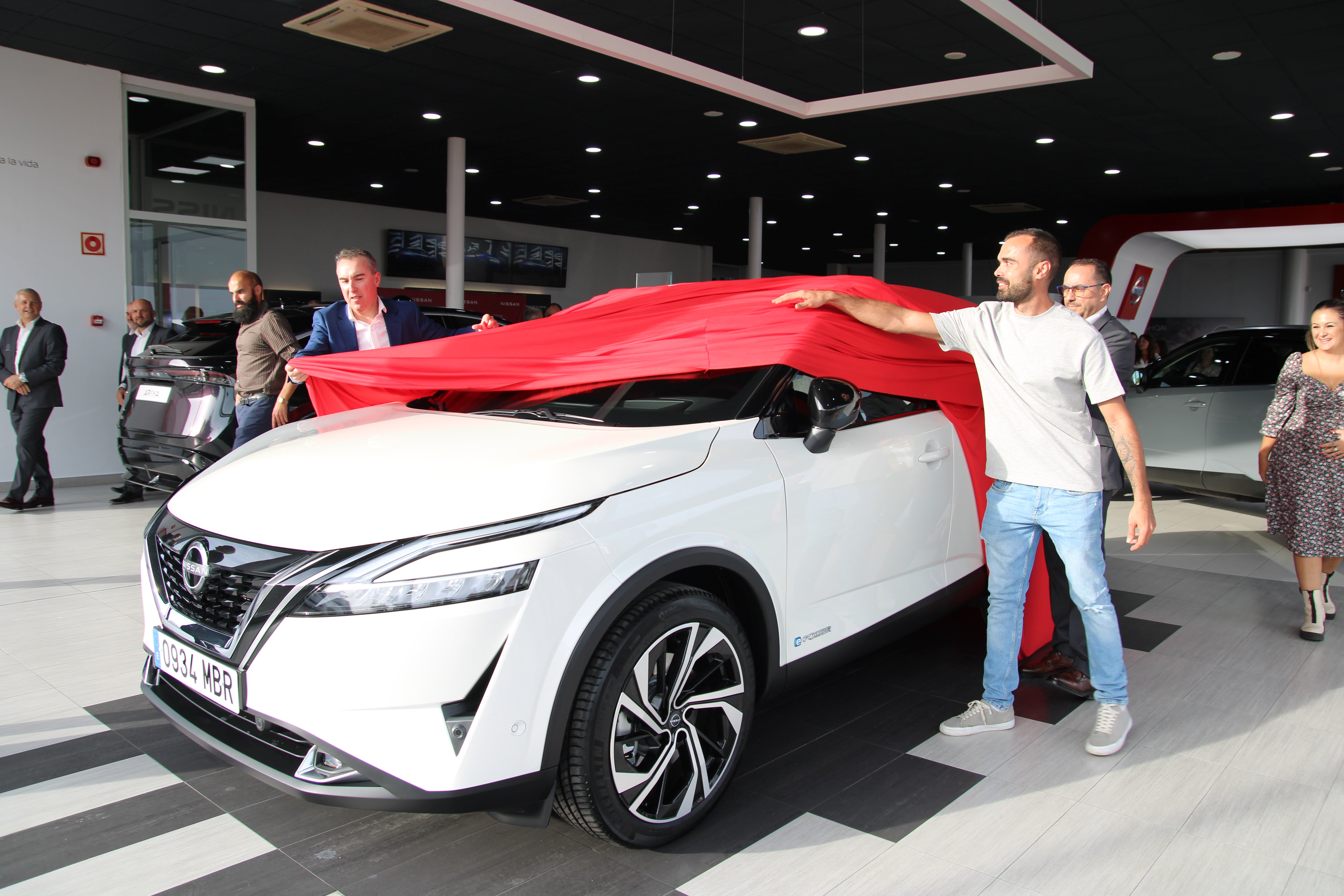 El crossover entregado ha sido un Nissan Qashqai e-POWER Tekna (Lunar white+midnight black)