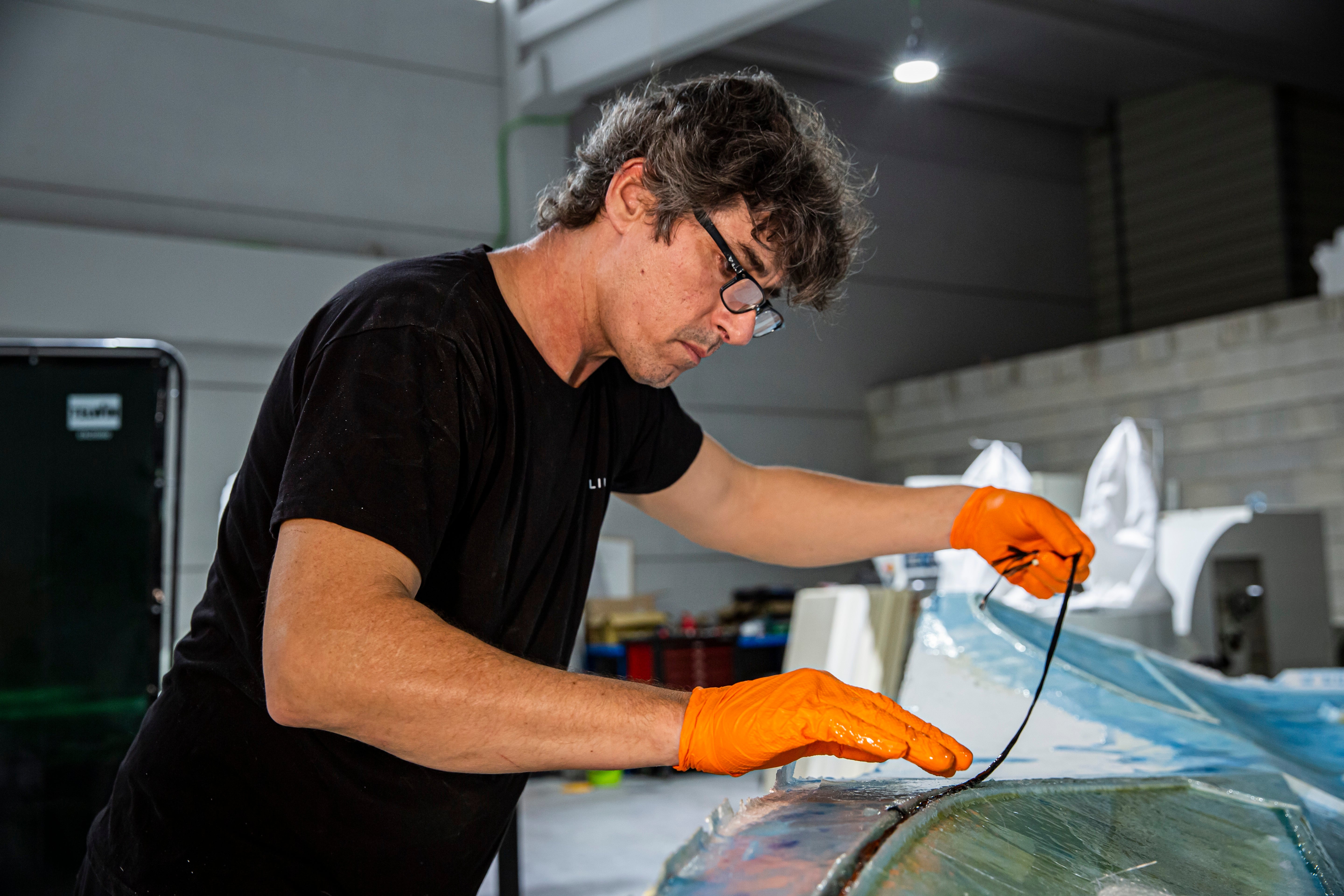 El trabajo manual es clave en la plataforma del prototipo eléctrico