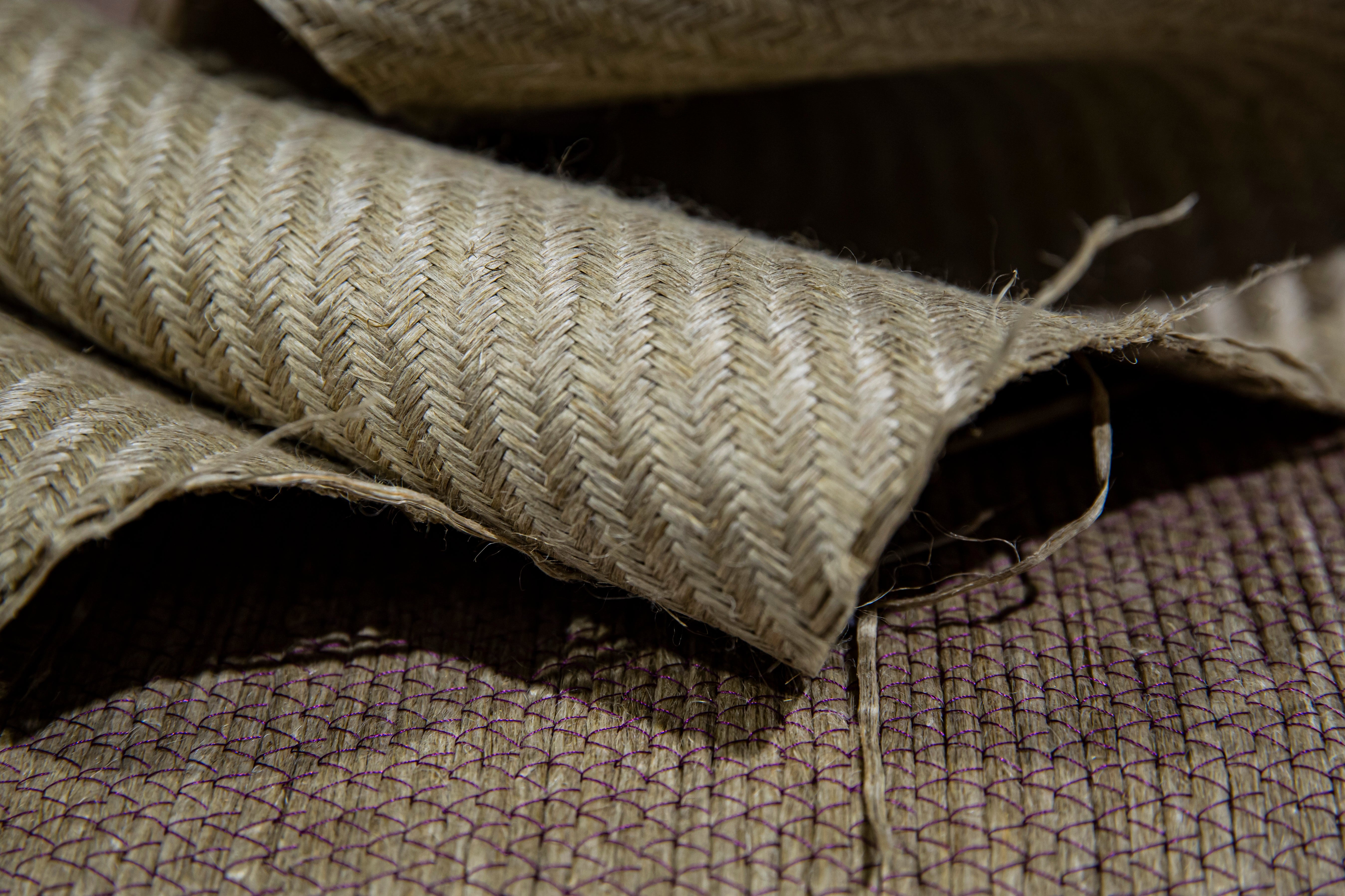 El lino tiene un aspecto similar a la fibra de carbono, pero se endurece más fácilmente, es reciclable y se puede fabricar a medida para cada pieza