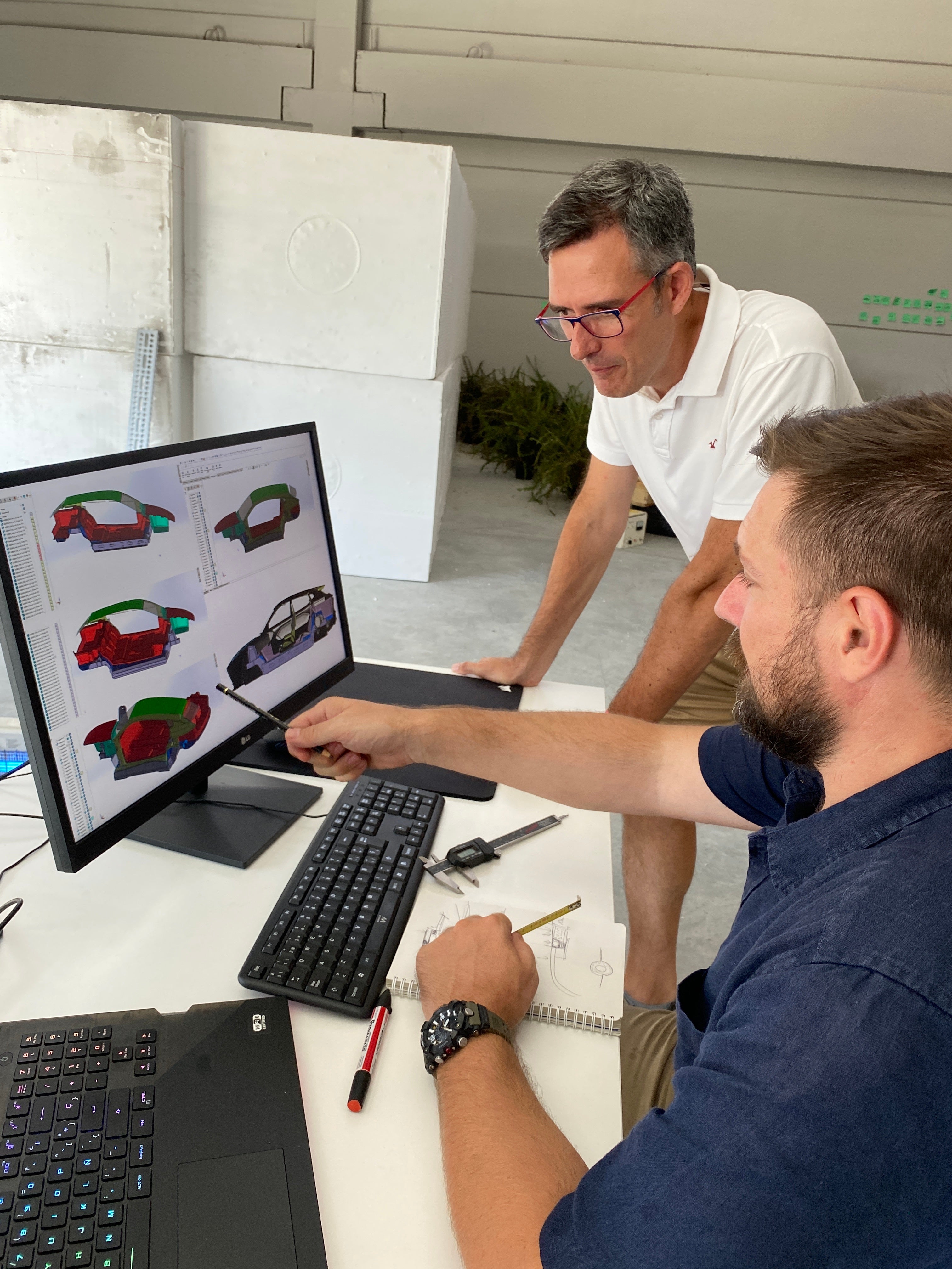 Nuestro redactor, durante la visita a las instalaciones de LIUX, donde pudo conocer a fondo este 'anti-Tesla' español