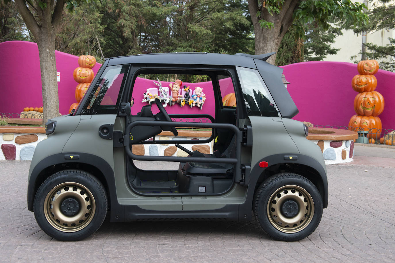 El Citroën AMI ofrece una autonomía de 75 Km y una velocidad máxima de 45 Km/h, más que suficientes para cubrir la mayoría de los desplazamientos del día a día