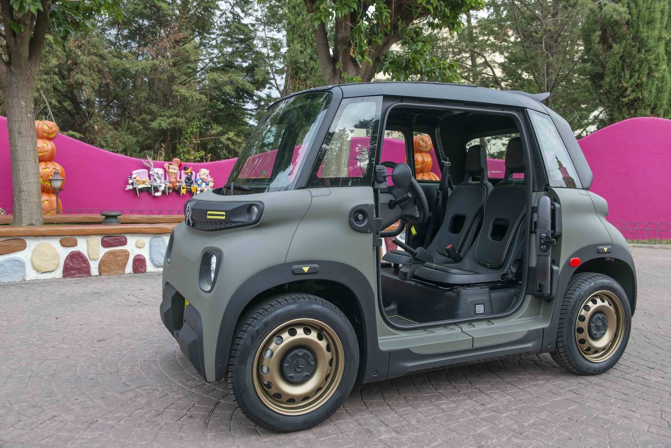 Lo primero que llama la atención es el nuevo color de su carrocería. Su tono caqui está en perfecta armonía con el espíritu de la naturaleza e invita a salir y disfrutar del aire libre con esta versión Buggy