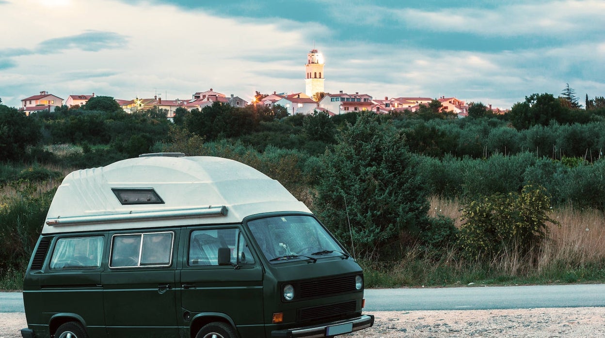 Las multas que te pueden poner por dormir en el coche, furgoneta o autocaravana