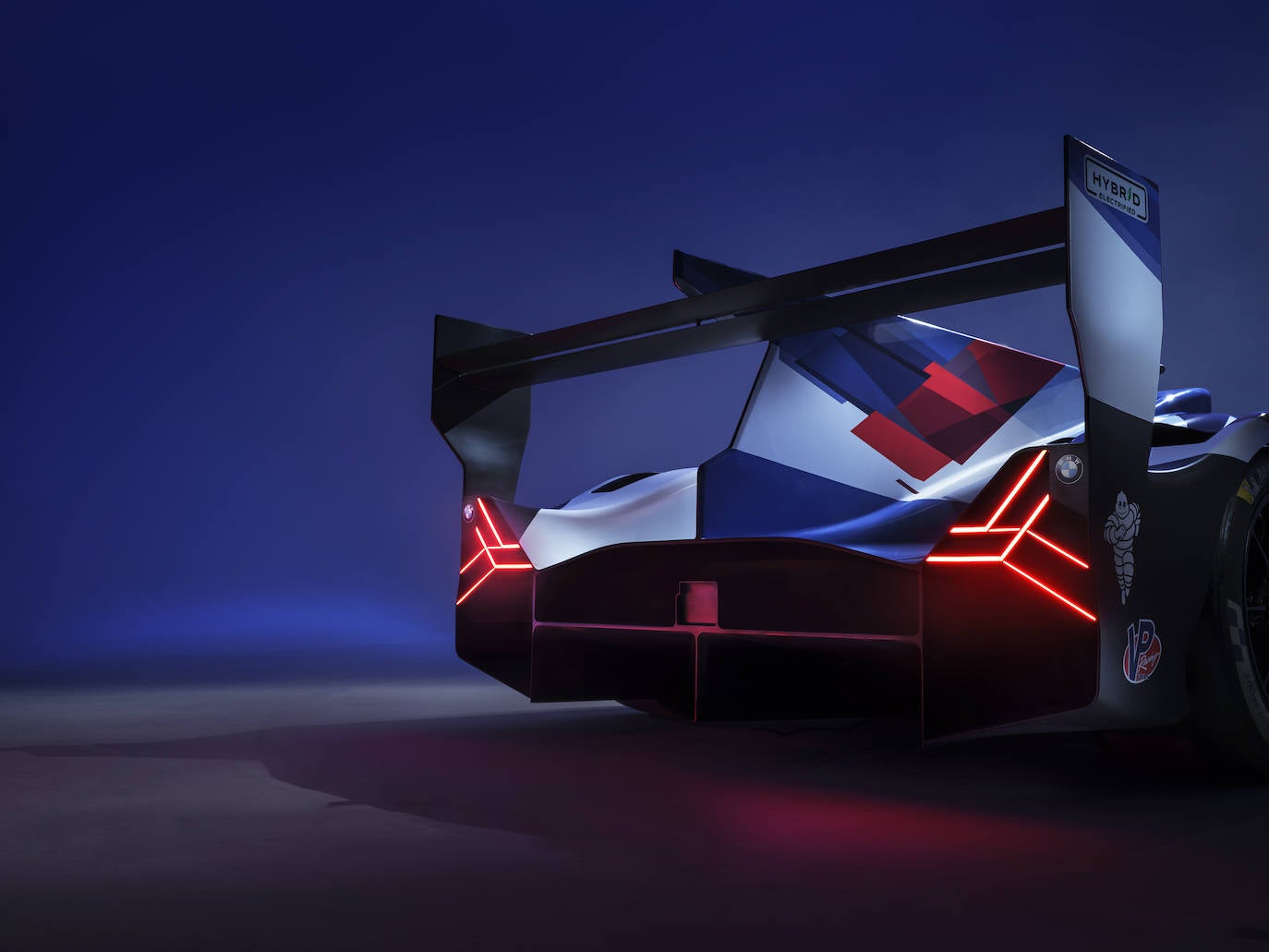 "Estamos poniendo a disposición de iRacing los datos CAD y los resultados de nuestras pruebas en simuladores y pistas de carreras", afirman.