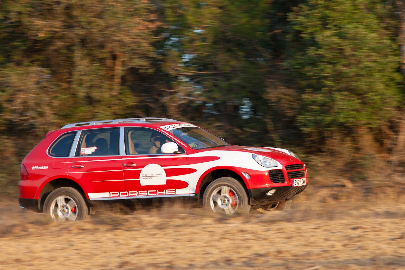 El Cayenne iba a definir un nuevo segmento como vehículo merecedor del nombre Porsche por su respuesta en carretera y, además, por su capacidad para circular por terrenos abruptos, blandos o deslizantes.