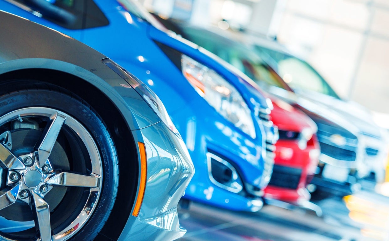 Exposición de coches en un concesionario de venta de vehículos