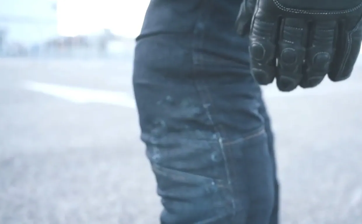 Cómodos, trendy y MUY seguros: estos pantalones vaqueros de moto con airbag  están a punto de llegar