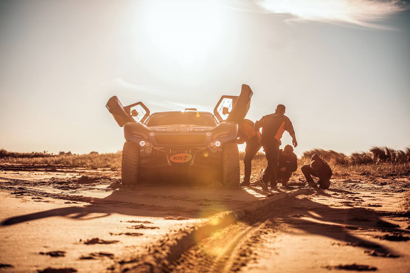 Tres pilotos, tres copilotos, tres coches, ocho vehículos de apoyo, un equipo de más de 30 personas y un desafío: competir de forma sostenible en el Dakar 2023.