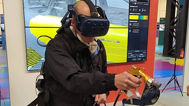 El autor pintando un coche en realidad virtual en la fábrica de Flins