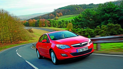El Opel Astra alcanzó su décima generación en 2010 para ganar este Premio, una evolución continua desde que, en 1936, naciera bajo el nombre Kadett (cambio de denominación en 1991), con 21 millones de unidades vendidas en todo el mundo. En la edición de 2010 fue especialmente valorado por su atractivo diseño y cualidades funcionales, habitabilidad, calidad y, sobre todo, la introducción de avances técnicos propios de segmentos más altos. Este año, España se proclama campeona mundial de fútbol por primera vez.