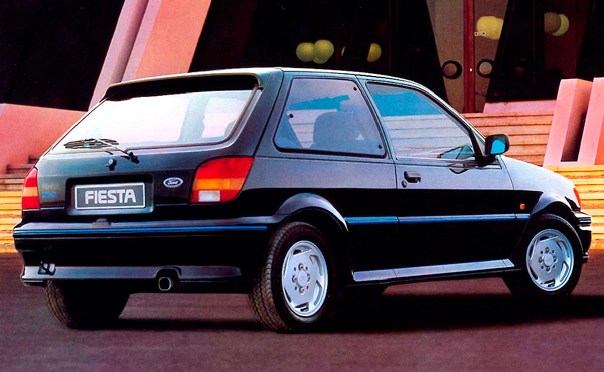 1990 - Ford Fiesta. En la edición de 1990 el número de jurados del premio creció notablemente, del medio centenar largo de ediciones anteriores a noventa y dos. La mayoría coincidió en resaltar las virtudes del Ford Fiesta, «evolución lógica del coche con el que la firma americana inauguró sus instalaciones de Almusafes», escribió entonces el periodista Carlos de Miguel, que también destacó su completa gama de variantes y su gran versatilidad. El renovado Fiesta se impuso a modelos como el Renault 21, el Chamade o el Fiat Uno