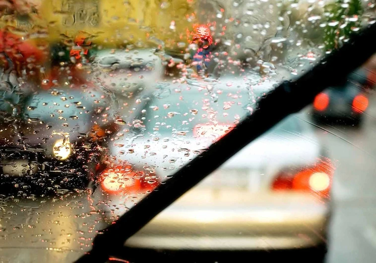 Los errores más comunes al conducir cuando llueve y hace viento