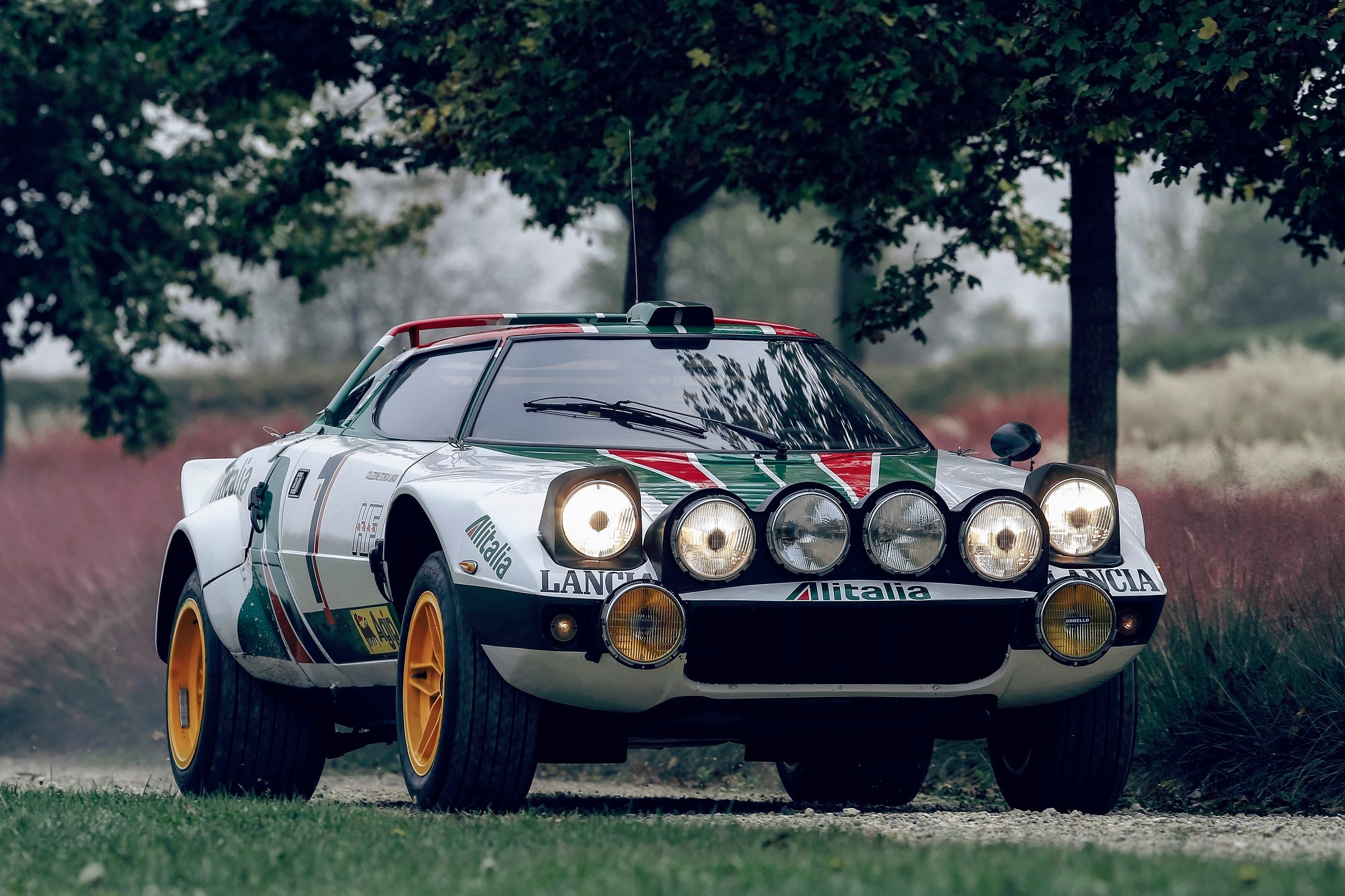 Los faros traseros redondos, el alerón aerodinámico y la combinación ecléctica de los colores primarios en el habitáculo convirtieron el Lancia Stratos en un modelo con un diseño futurista, que sigue siendo contemporáneo en la actualidad.