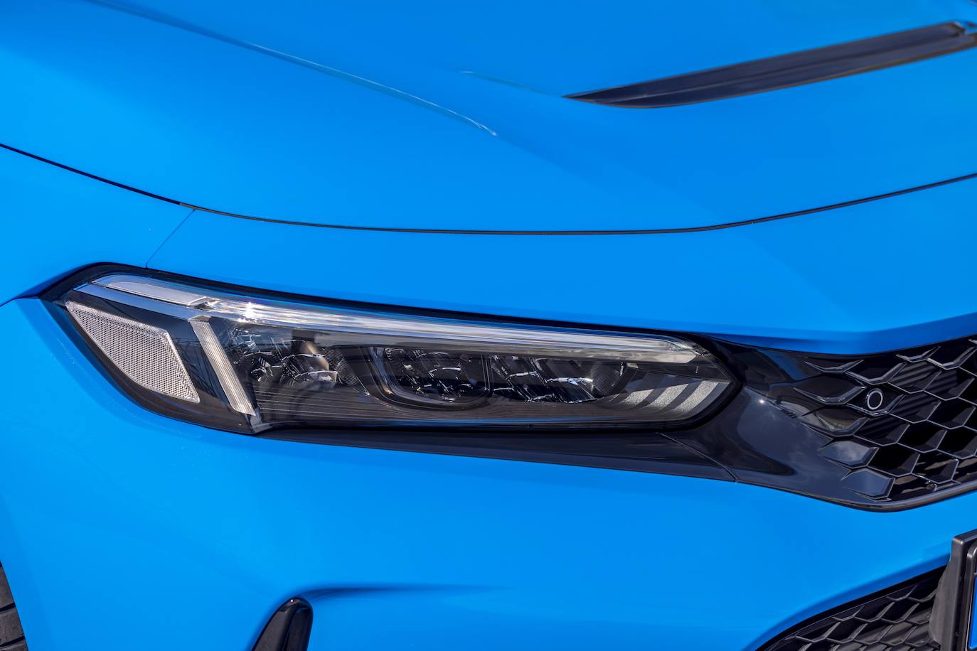 Todas las características del nuevo Civic Type R, desarrolladas bajo la idea de crear el «Deportivo Definitivo 2.0», se han rediseñado para reforzar la sensación de emoción al volante mejorando el rendimiento aerodinámico y aumentando la carga aerodinámica.