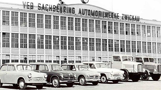 Ante la fábrica de Zwickau, un Trabant P-50, dos AWZ P 70, un Horsch Saschenring y dos camiones IFA H3A