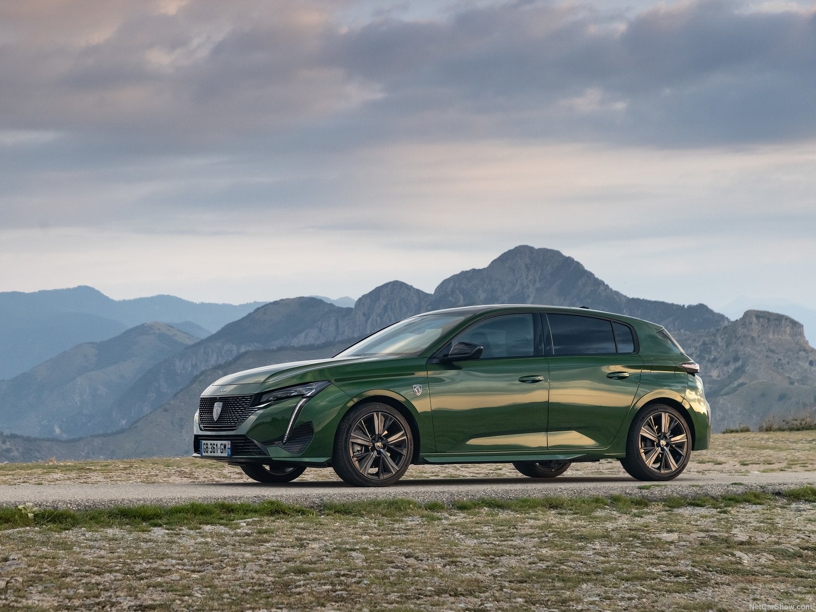 Con una nueva identidad, más habitabilidad y motores más eficientes, el Peugeot 308 está disponible en versión de 5 puertas y familiar SW desde 26.300 euros. Destaca el puesto de conducción Peugeot i-Cockpit con pantalla táctil de 16 pulgadas y una estética moderna, llamativa y cargado de tecnología. Se ofrece con motores diésel, gasolina e híbrido enchufable, de 121 a 224 CV.