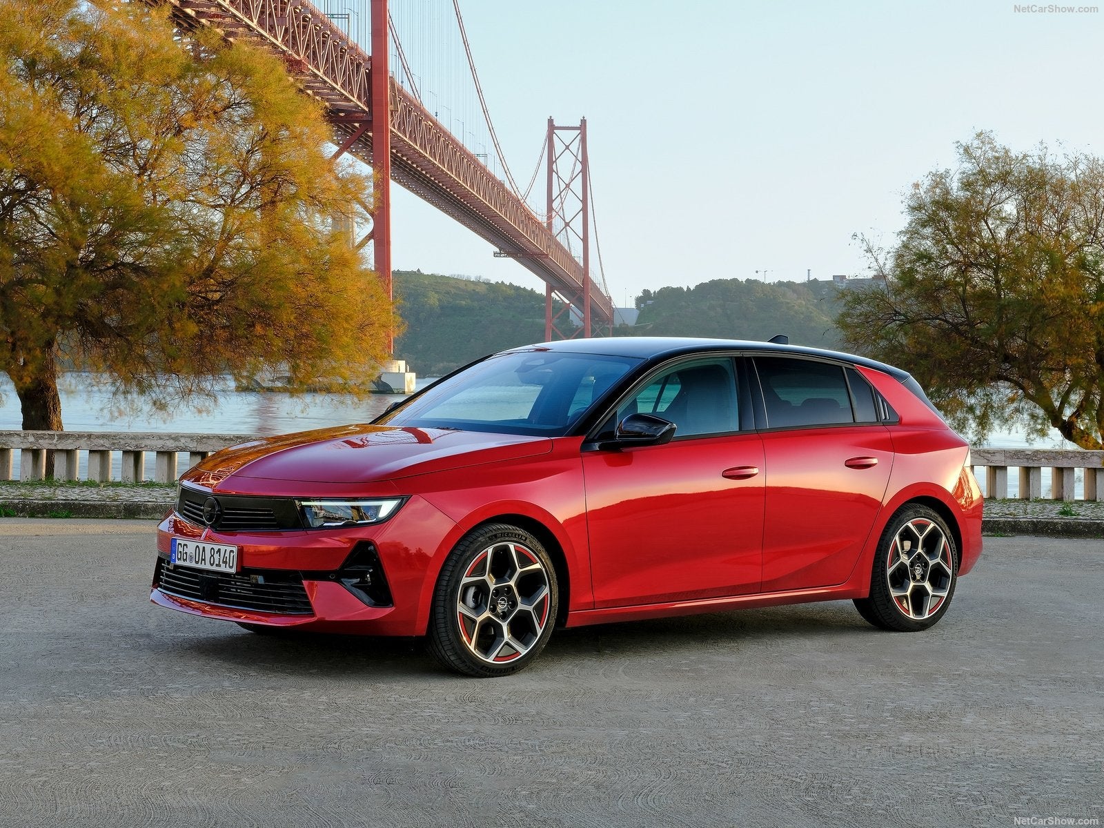 El modelo alemán de Stellantis, el Opel Astra, llega a España con versiones gasolina, diésel, y por primera vez híbrido enchufable, con carrocerías de 5 puertas y familiar. Con una longitud de 4.374 mm , una anchura de 1.860 mm y un volumen de maletero de 422 litros, tiene un aspecto enfocado a quienes buscan características deportivas y familiares.