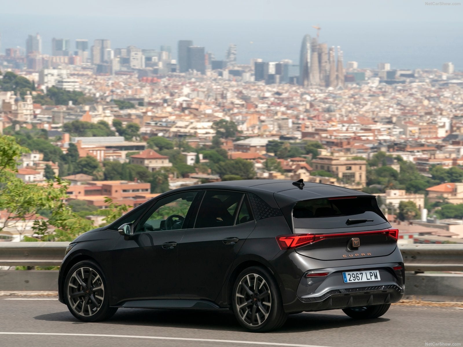 El CUPRA Born ha llegado para irrumpir el mercado, combinando electrificación, deportividad y la máxima emoción de conducción. El primer eléctrico de la marca está disponible con potencias de 204 a 231 CV con tracción trasera, cero emisiones, y hasta 548 km de autonomía. En cuanto a la recarga, bastan solo 8 minutos con un punto de carga de 120 kW para sumar 100 kilómetros extra. Con la batería al 5%, en 35 minutos se puede reponer hasta el 80%.